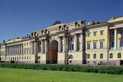 1829年から34年に建てられた上院と会議 作： Karl Ivanovich Rossi